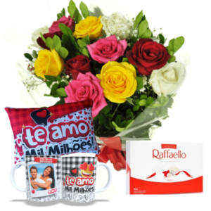 Buquê com 12 Rosas coloridas+1Caneca Porcelana Personalizada 325ml+Almofada 20×30+Chocolate Rafaello 9un