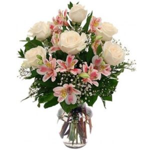 Arranjo no vaso P com 6 Rosas Brancas e Astromélias Rosa