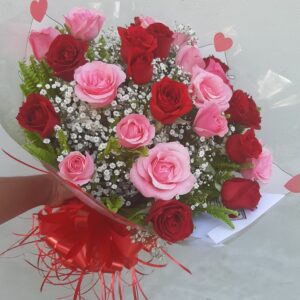 Buquê com 12 Rosas Vermelhas e Rosas cor Rosa