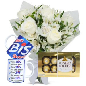 Mini buquê com Rosas Brancas e Astromélias Brancas+1Caneca Porcelana 325ml+Chocolate 8un