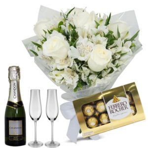 Kit Mini Buquê com 6 Rosas Brancas e Atromélias Brancas+Espumante Chandon Baby+Chocolate 8un